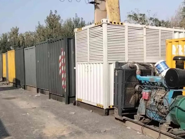 乌坡镇200KW柴油发电机机组每小时油耗是多少？